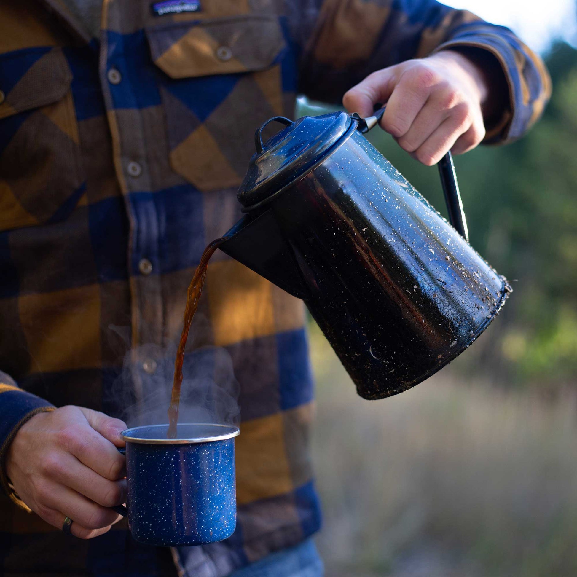 Des mugs de camping de divers tailles et motifs Des mugs de camping de divers tailles et motifs
